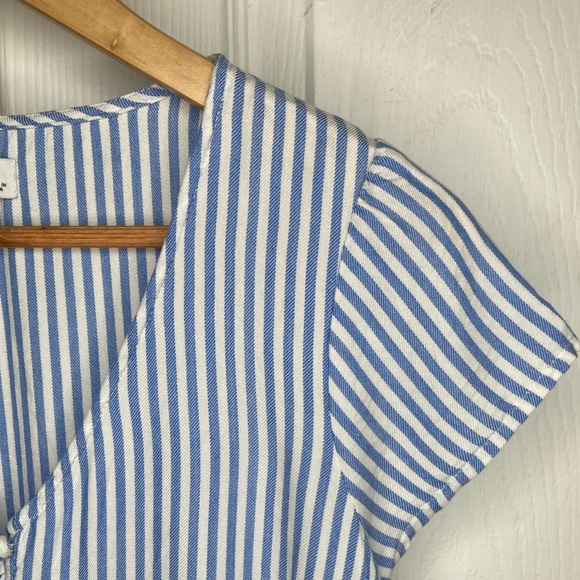 HOLLISTER Blue & White Stripe Button Crop Top - Picture 5 of 7